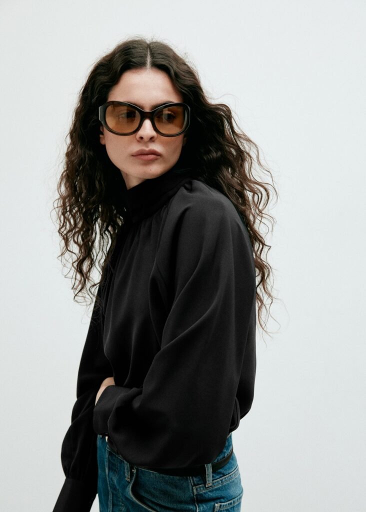 Blusa com gola perkins e pormenor rufado