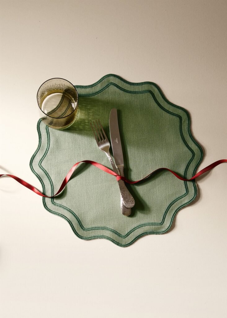 Individual de mesa em algodão com rebordo bordado