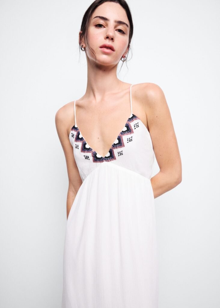 Vestido comprido, fluido e bordado