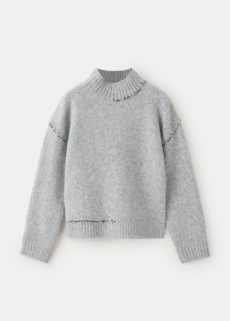 Camisola com gola alta e debruns