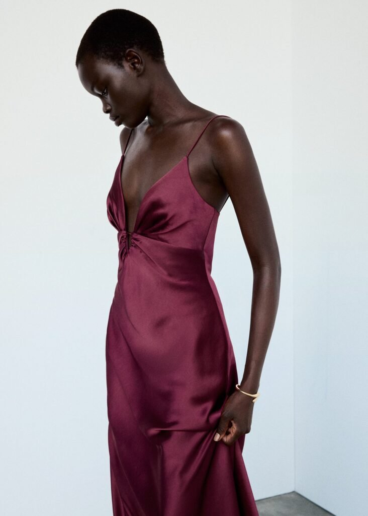 Vestido acetinado com decote em V