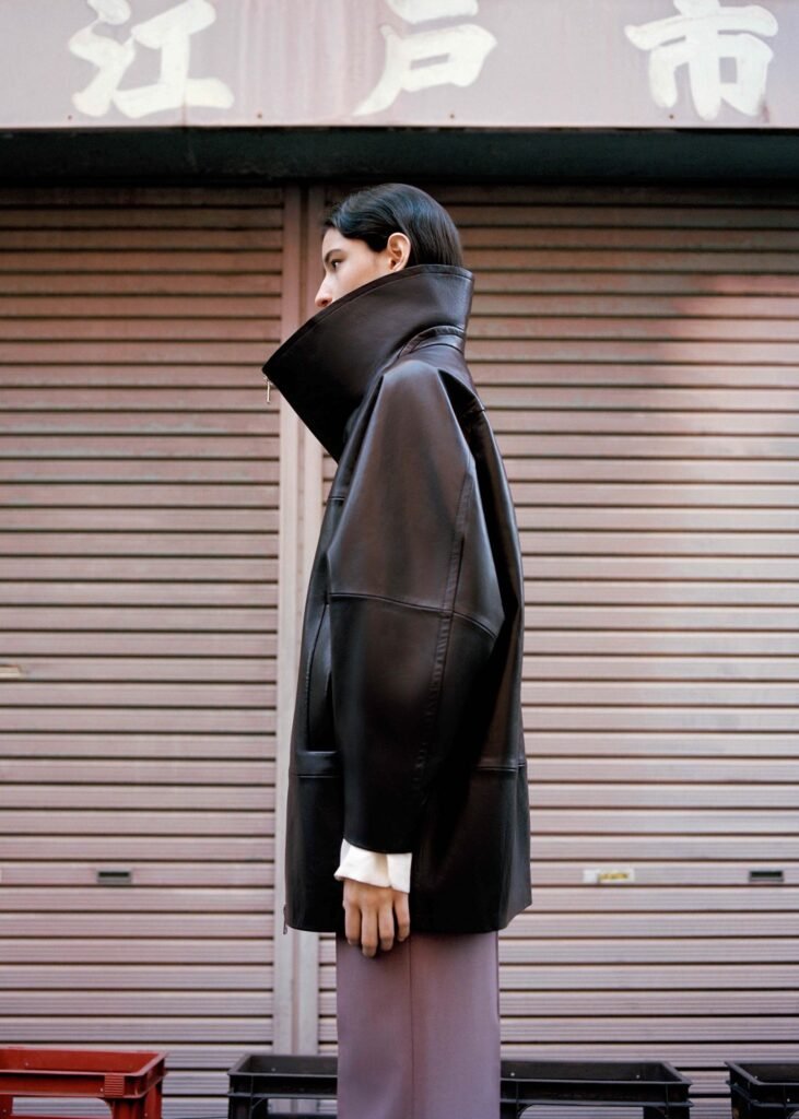 Sobretudo de pele oversize com gola afunilada