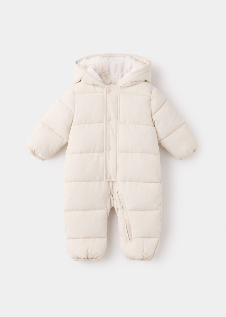 Babygro acolchoado com capuz de pelo
