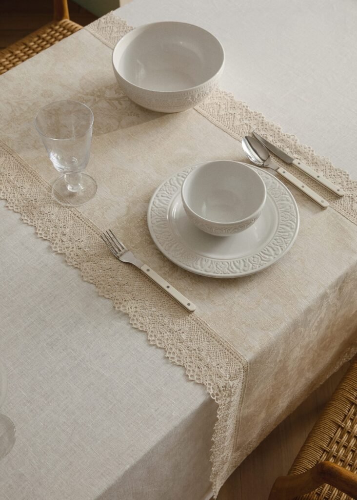 Caminho de mesa de jaquard floral de linho com renda