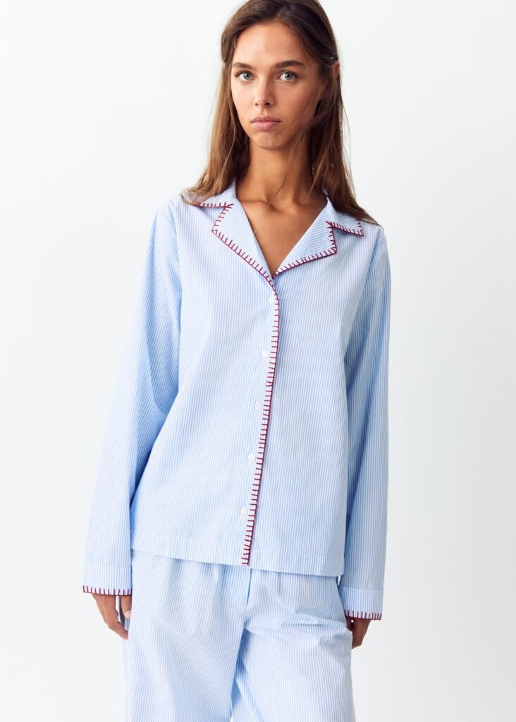Pijama às riscas com debrum em contraste