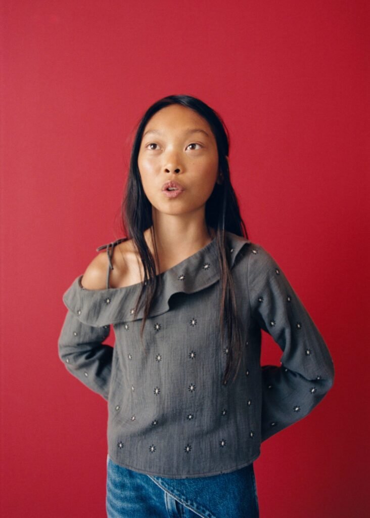 Blusa estampada com gola assimétrica