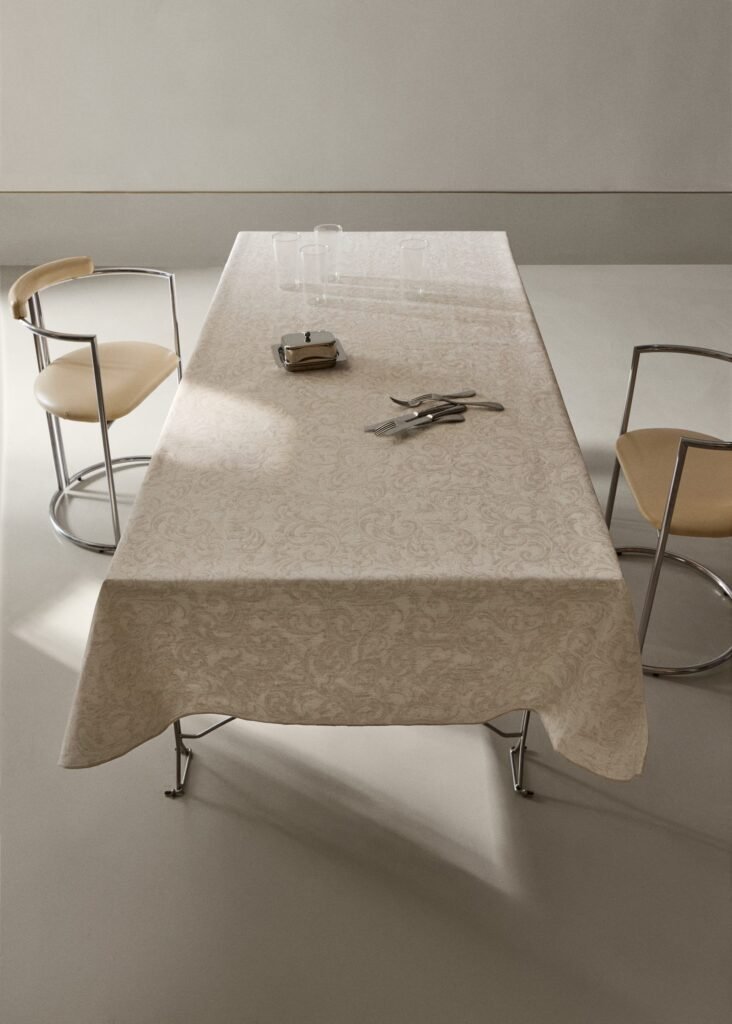 Toalha resinada de jacquard com overlock 6 a 8 pessoas