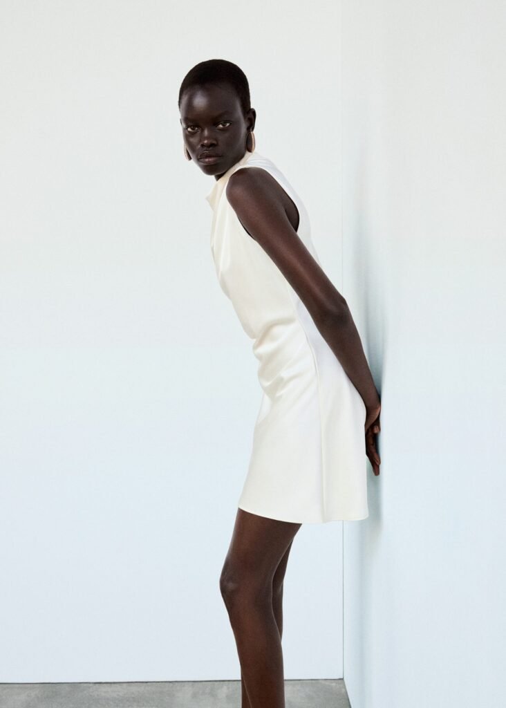 Vestido com gola drapeada e rufada