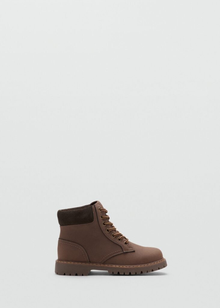 Bota de montanha com cordões