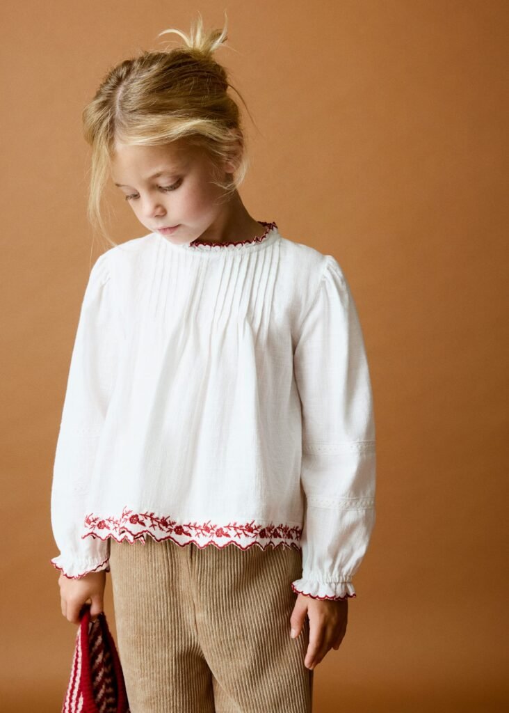 Blusa de algodão com pormenores bordados festoados