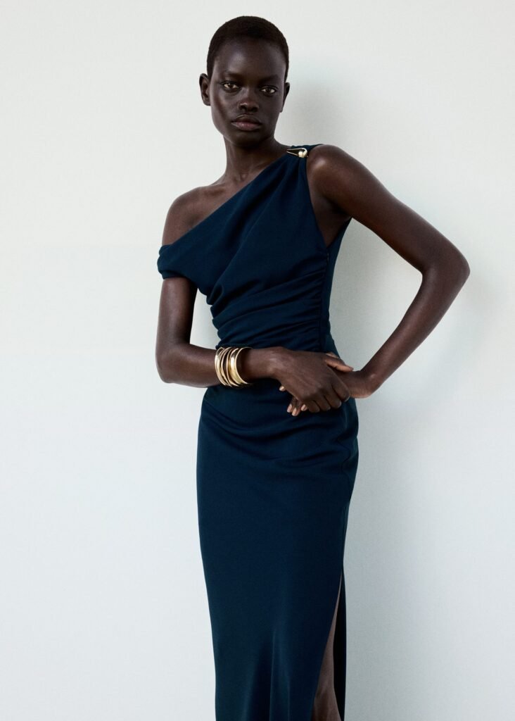 Vestido drapeado com broche
