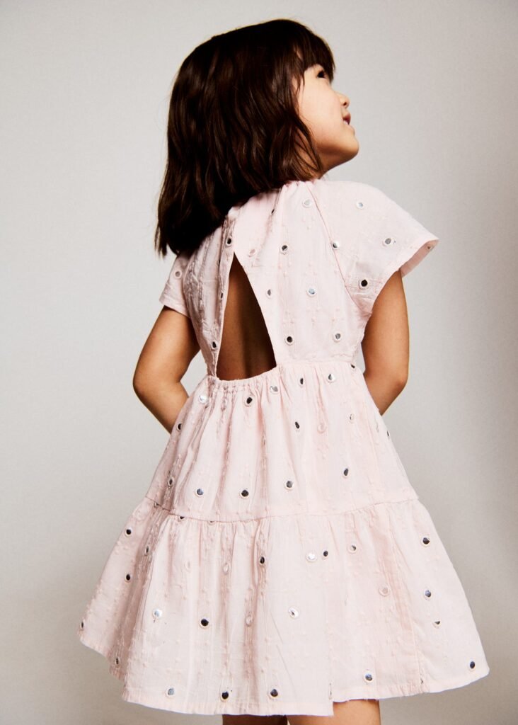 Vestido fluido com detalhe de brilhos