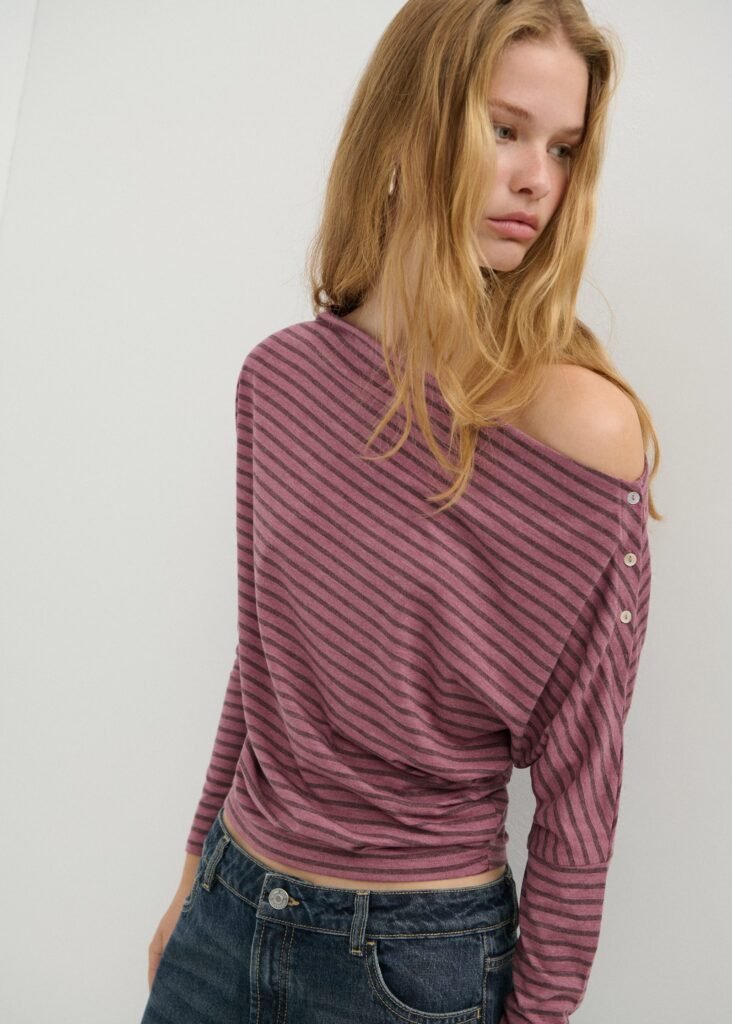 T-shirt às riscas com ombro descoberto