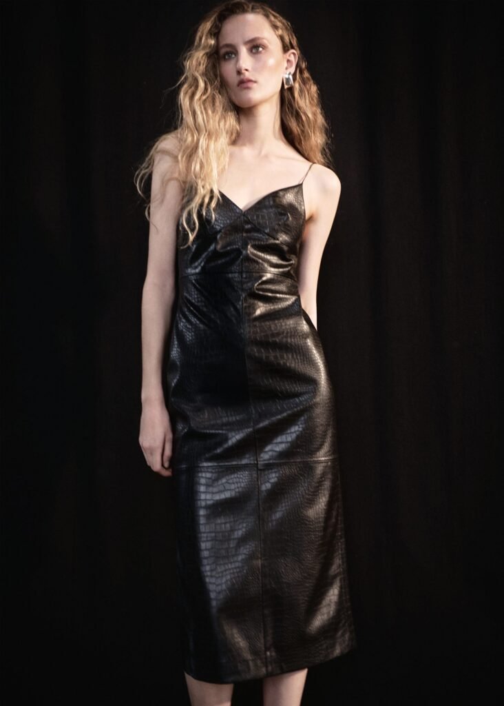 Vestido com efeito de crocodilo e decote em V