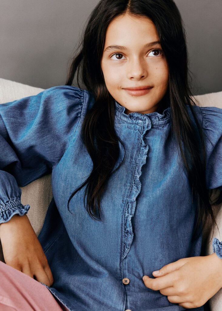 Camisa de ganga com detalhe de folhos