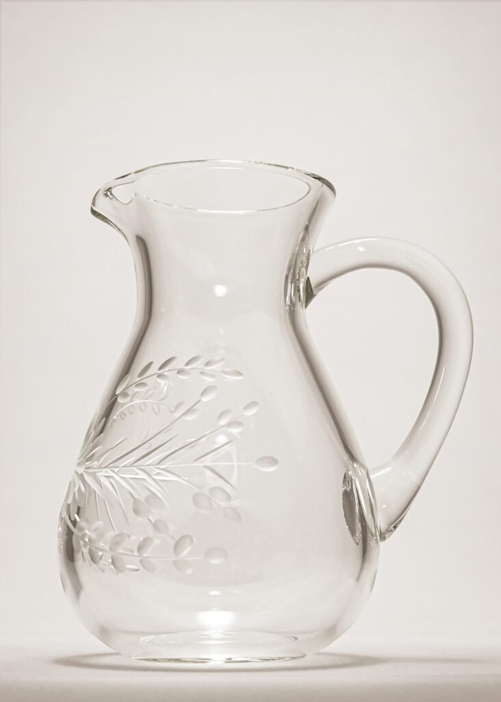 Vaso de vidro com relevo de flores