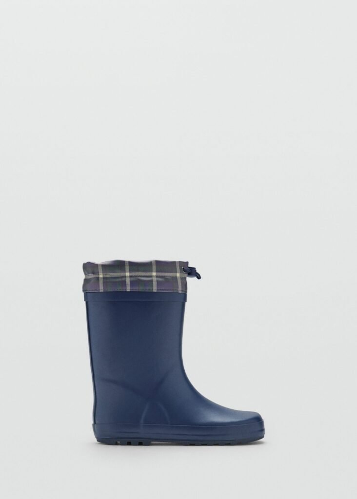 Botas de água com detalhe aos quadrados
