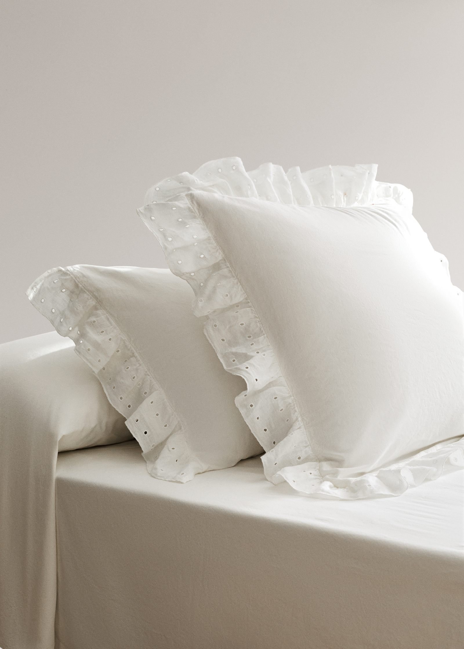 Duas capas de almofada de algodão garment-wash com folho de linho 50x75 cm