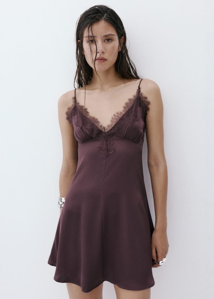 Vestido acetinado com renda