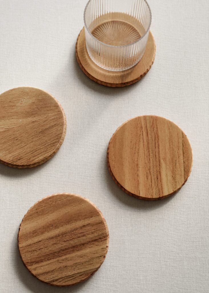 Conjunto de bases para copos de madeira com detalhe cortado ao lado