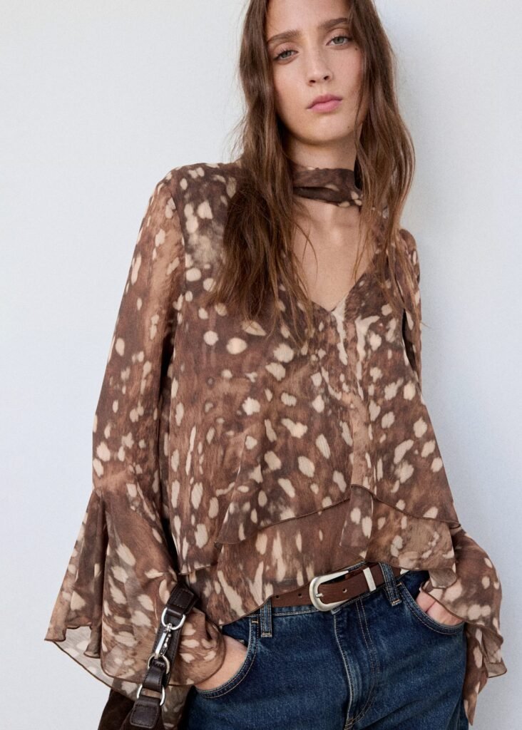 Blusa com estampado Bambi e folhos