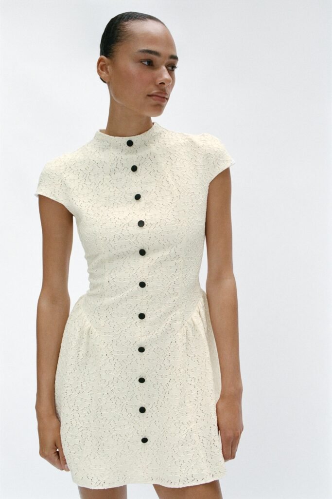 VESTIDO CURTO EM RENDA COM BOTÕES EM CONTRASTE