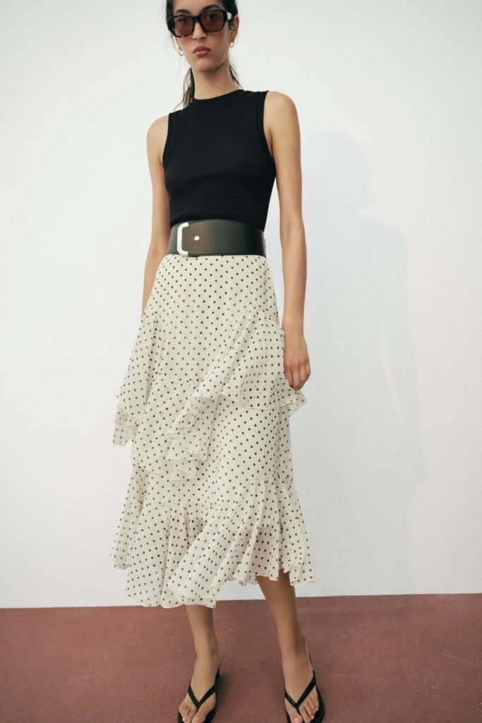 VESTIDO COMBINADO ÀS BOLINHAS COM FOLHOS E CINTO