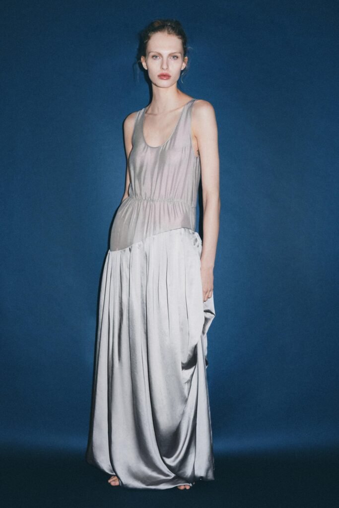 VESTIDO COMPRIDO COMBINADO COM VOLUME E DRAPEADO