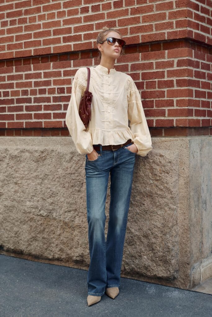 BLUSA DE CAMURÇA COM BORDADOS E ALAMAR