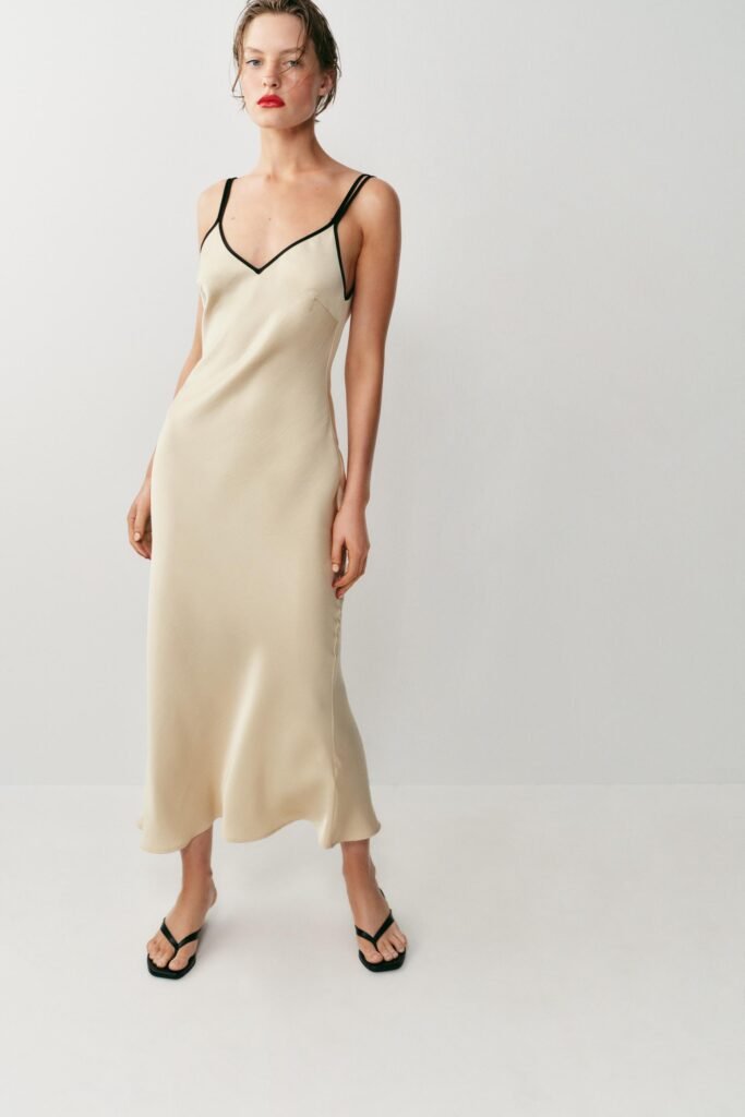VESTIDO MIDI ACETINADO COM VIVOS DE CONTRASTE