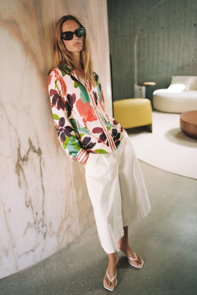 CAMISA ACETINADA COM ESTAMPADO FLORAL