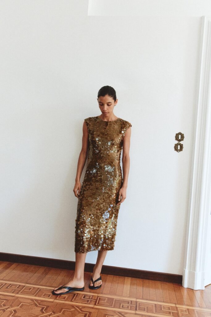 VESTIDO DE LANTEJOULAS COM DECOTE NAS COSTAS