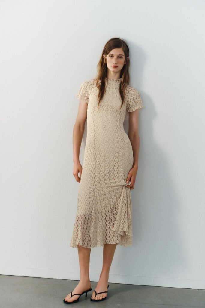VESTIDO MIDI EM RENDA