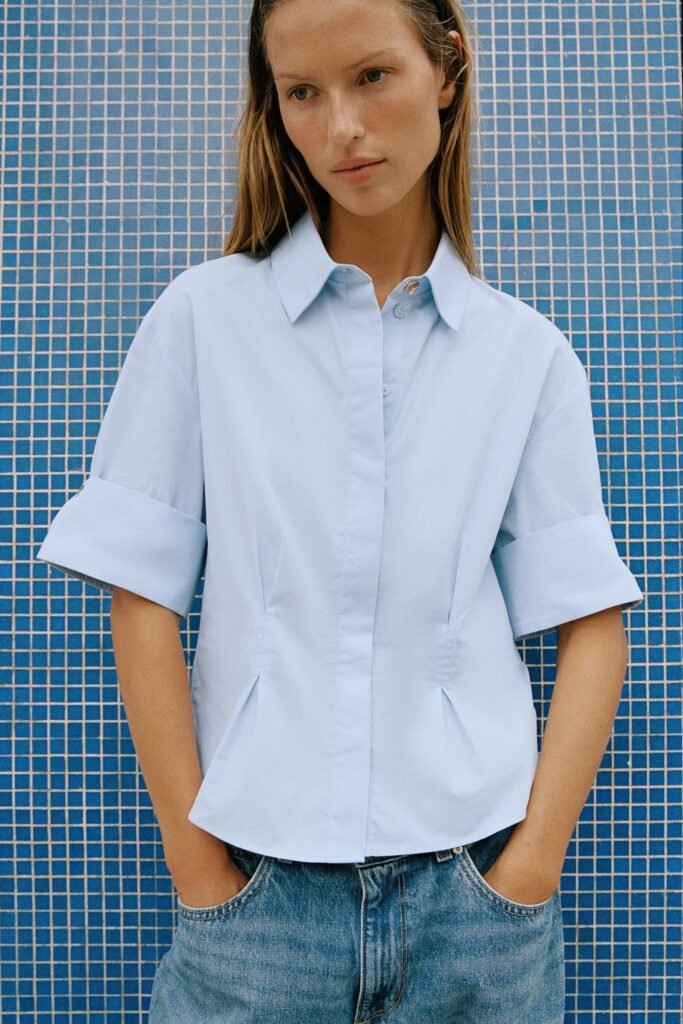 CAMISA COM PREGAS DE MANGA CURTA
