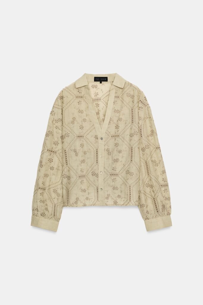CAMISA COM BORDADOS PERFURADOS
