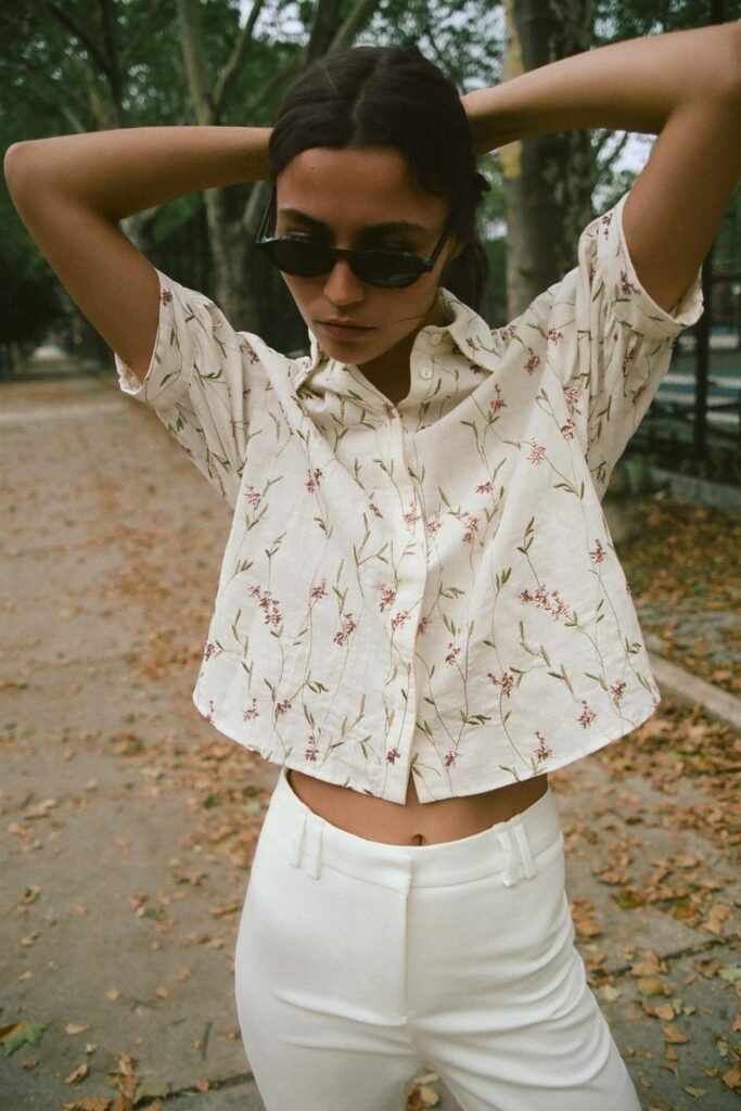 CAMISA COM BORDADOS E MISSANGAS