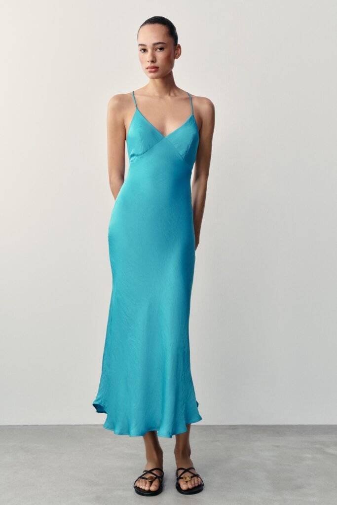 VESTIDO ACETINADO COM MISSANGAS NAS COSTAS