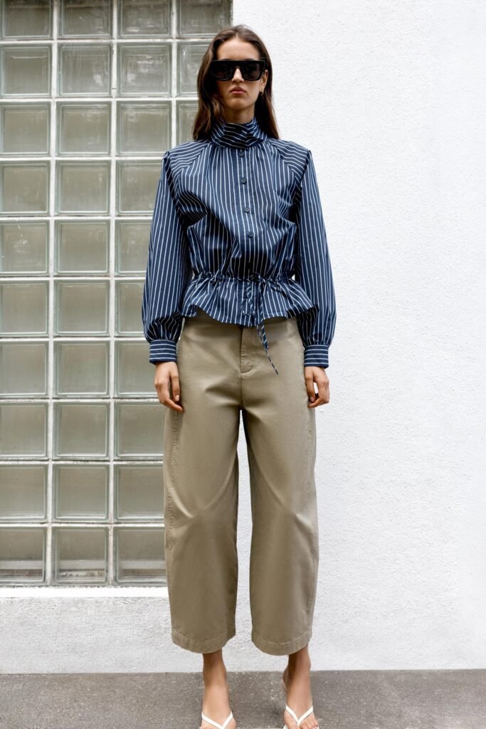CAMISA ÀS RISCAS COM GOLA SUBIDA