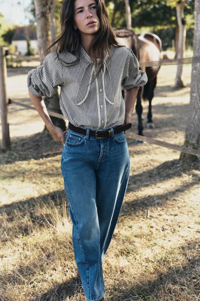 BLUSA AOS QUADRADOS COM LAÇO E PONTILHA