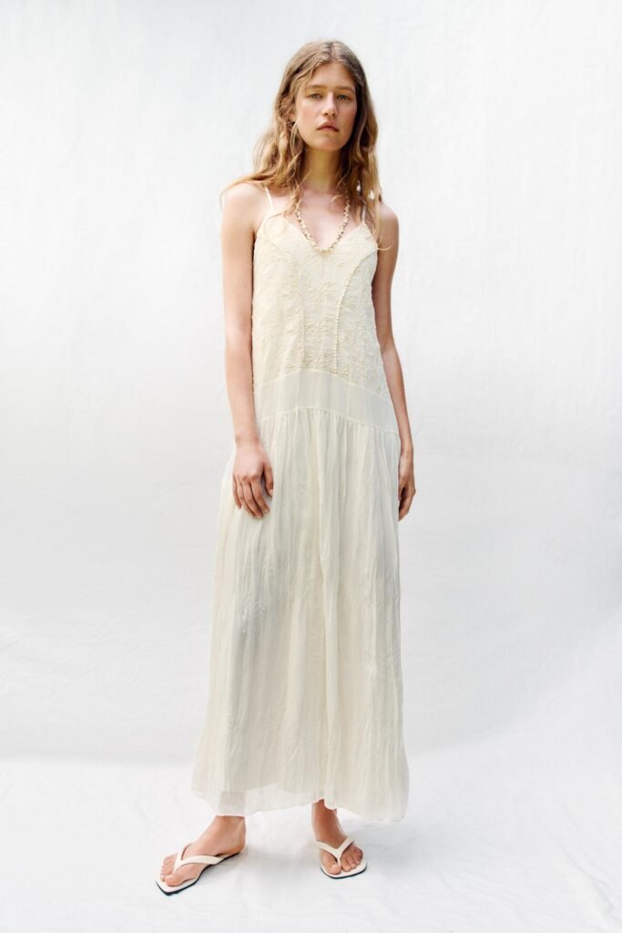 VESTIDO TIPO LINGERIE COM BORDADOS