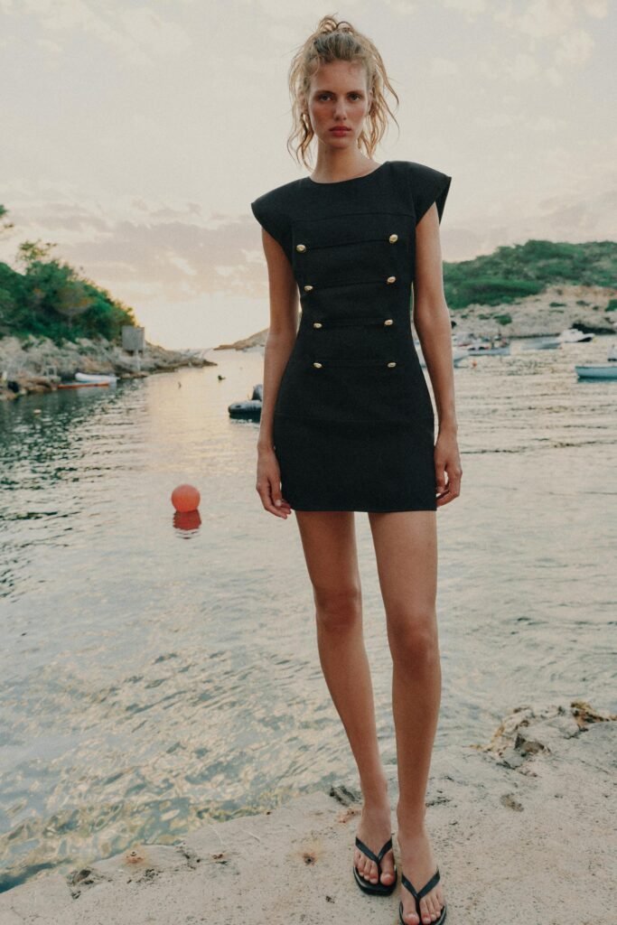 VESTIDO CURTO COM ALAMARES