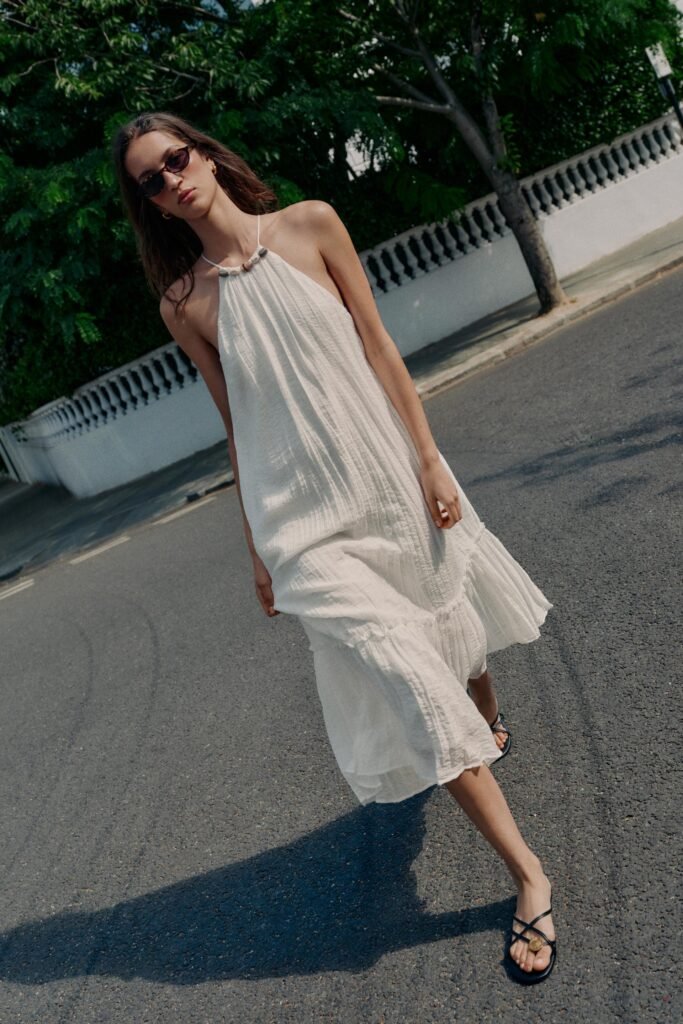 VESTIDO MIDI COM EFEITO ENRUGADO E MISSANGAS