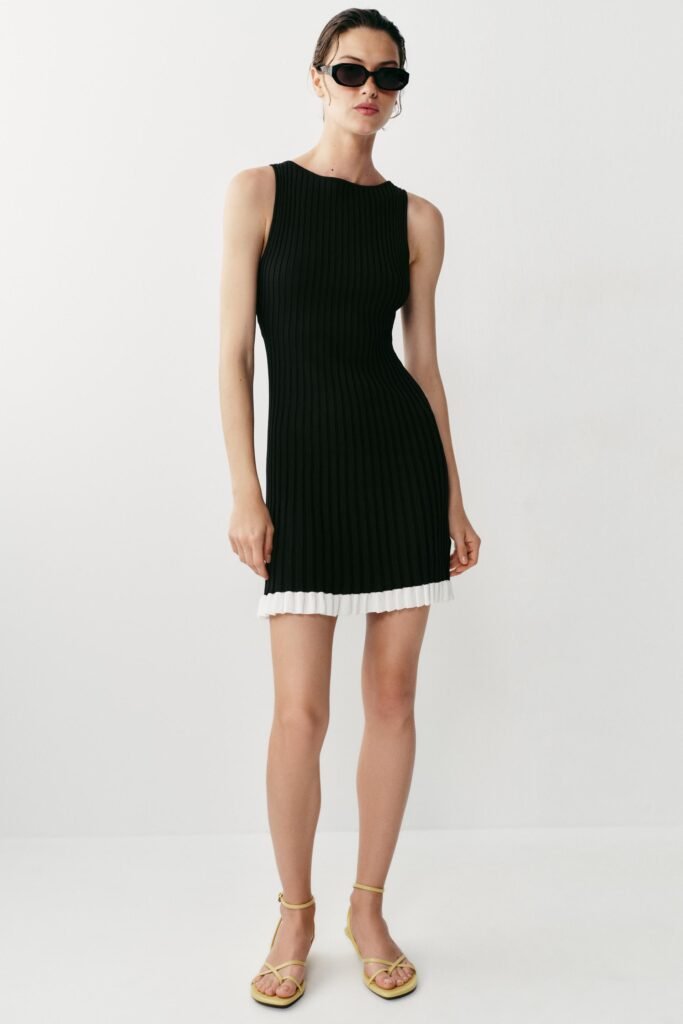 VESTIDO CURTO DE MALHA CANELADA