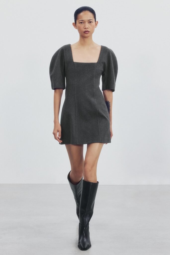 VESTIDO CURTO DE MANGA COM VOLUME