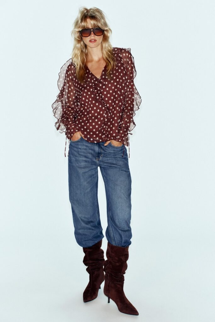 BLUSA COM FOLHOS ÀS BOLINHAS