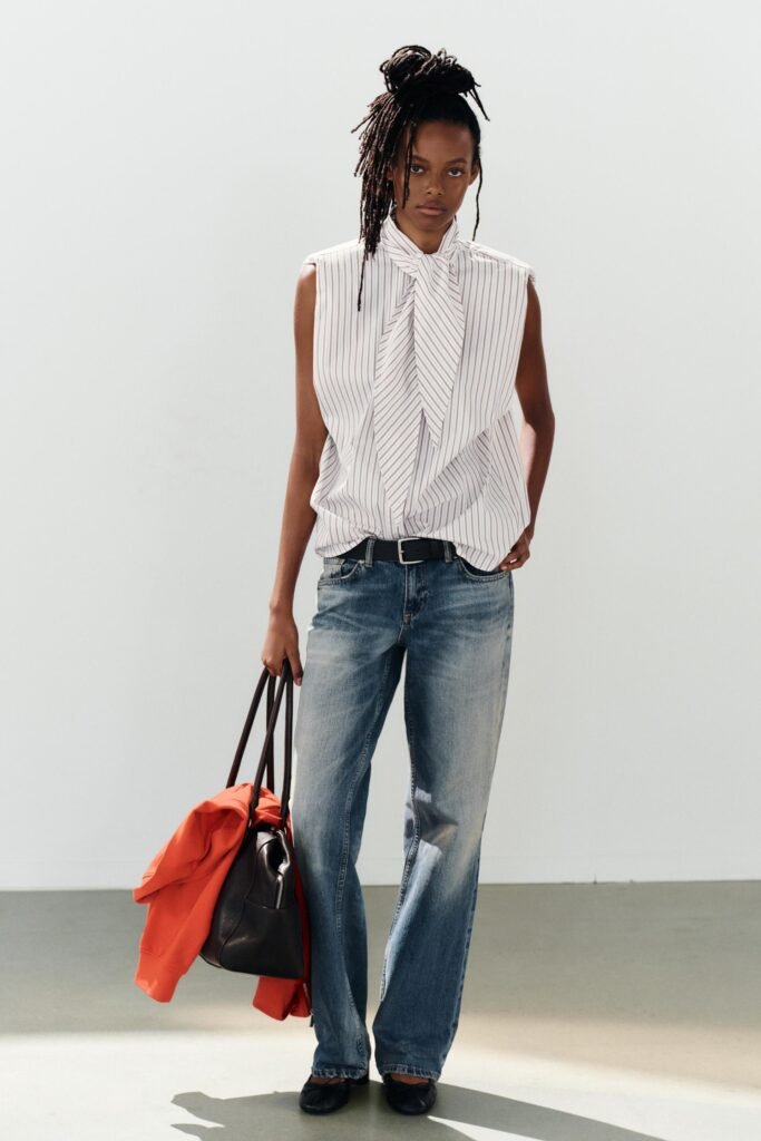 CAMISA COM LAÇO, OMBREIRAS E ÀS RISCAS