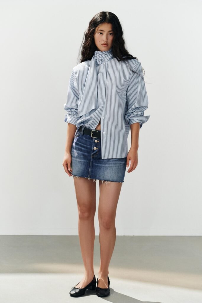 CAMISA COM OMBREIRAS, RISCAS E FIVELA