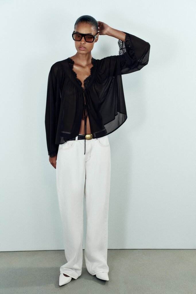 BLUSA DE RENDA COM LAÇO