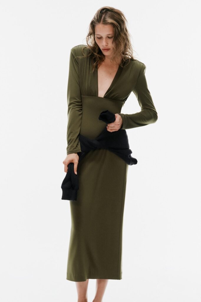 VESTIDO MIDI COM OMBREIRAS