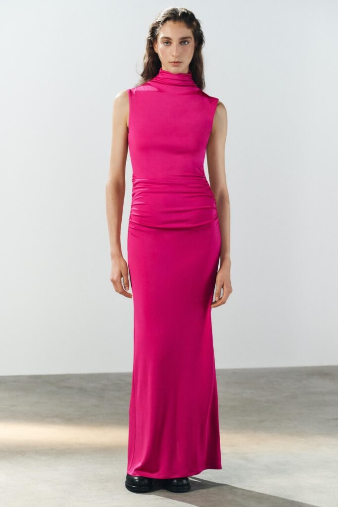 VESTIDO COMPRIDO COM ABERTURA NAS COSTAS
